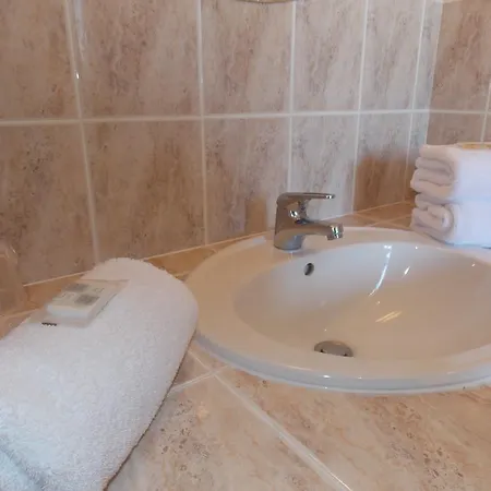 Le Phenix Hotel *
