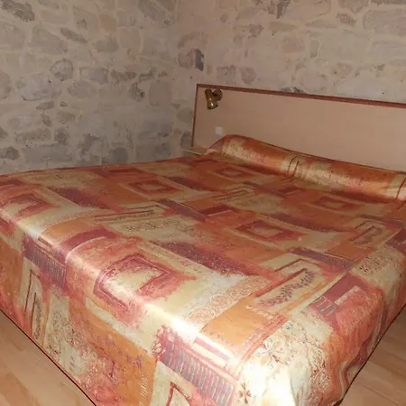 Le Phenix Hotel *